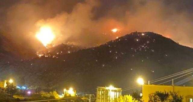 السعودية.. حريق ضخم في جبل بمركز بللسمر