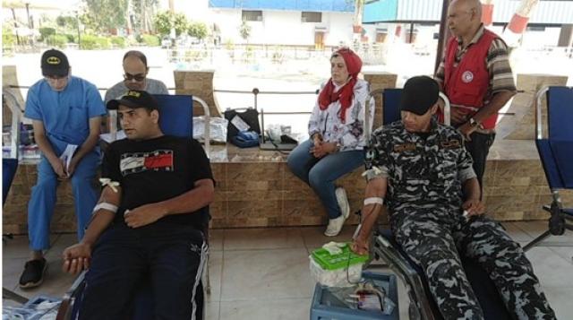 رجال الشرطة يواصلون المشاركة فى حملات التبرع بالدم