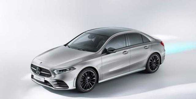 كشف تفاصيل فيديو سيارة تسير عكس الاتجاه بداخلها غطاء عسكري