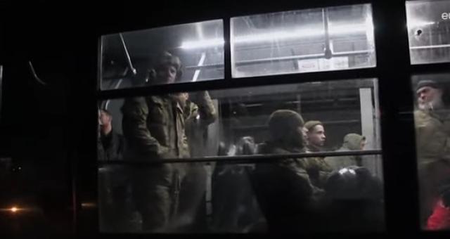بعد ثلاثة أشهر من الحصار.. جنود أوكرانيون يغادرون مصنع آزوفستال بالحافلات  «فيديو»