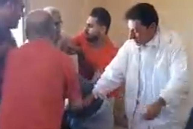 رجل يسحل طليقته ويعتدي على أختها بعنف في المنصورة «فيديو»