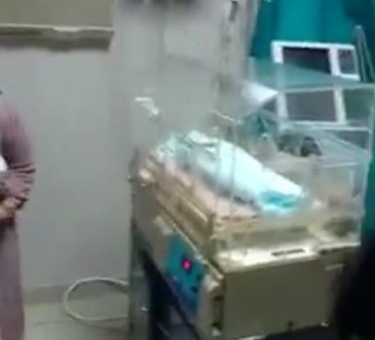 سيدة تستغيث بعد وفاة طفلها داخل حضانة أطفال بمستشفى بالمنصورة