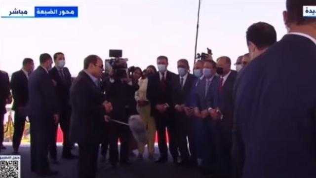 صور تذكارية للرئيس السيسي مع العاملين بمشروع «مستقبل مصر»