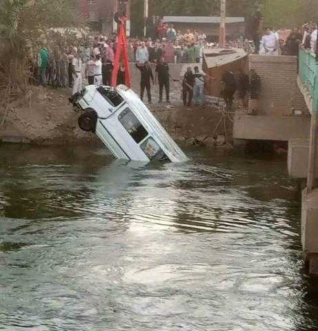 ننشر أول صورة لانتشال سيارة ميكروباص سقطت في ترعة الإبراهيمية بالمنيا