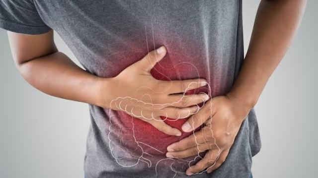 4 مشروبات تعالج الإمساك.. منها التفاح والصبار