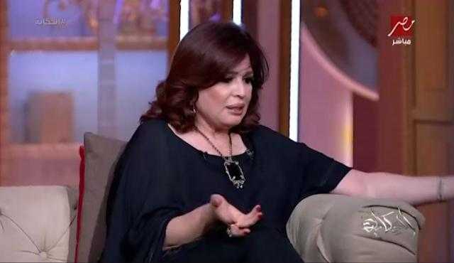 رد غريب من إلهام شاهين على «خناقتها» في جنازة سمير صبري - فيديو