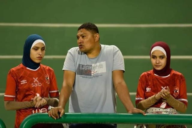 «قصة أمينة وأمل».. فتاتان كفيفتان تحضران مع والدهما كل مباريات الأهلي