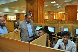 رئيس جامعة كفر الشيخ يتفقد امتحانات كلية التجارة بمركز الاختبارات الإلكترونية