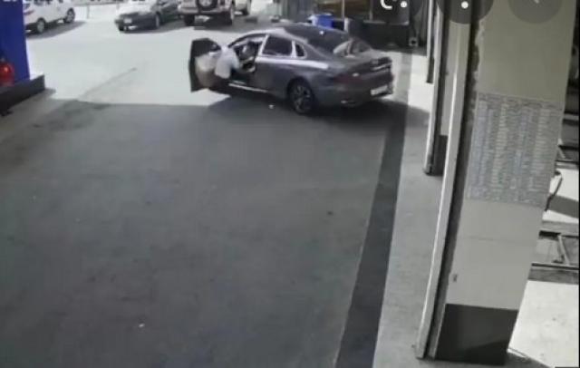 مغامرة انتحارية تُحبط عملية سرقة لسيارة بالرياض.. شاهد