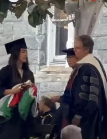 بحفل تخرجها بأمريكا.. فلسطينية ترفض مصافحة بلينكن وترفع علم بلادها «فيديو»