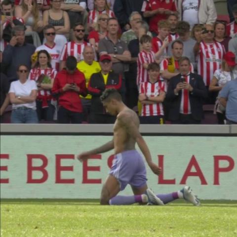 شاهد.. أغرب احتفال في الدوري الإنجليزي.. بطله نجم ليدز يونايتد