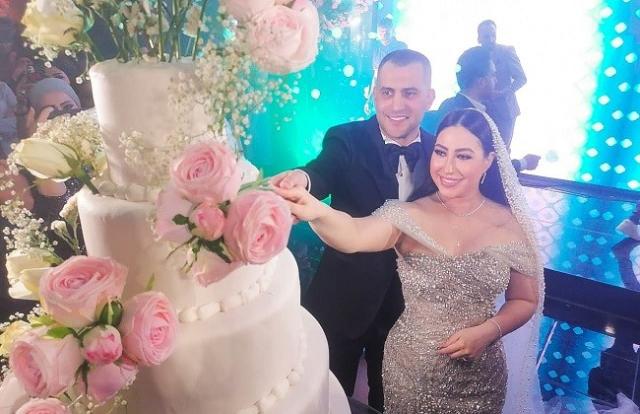 بوسي تنفعل على زوجها: «عليا الطلاق أبوظ الجوازة» فيديو