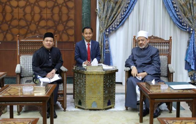 الإمام الأكبر: أبناؤنا الماليزيون في الأزهر سفراؤنا في بلادهم يحملون الخير والسلام