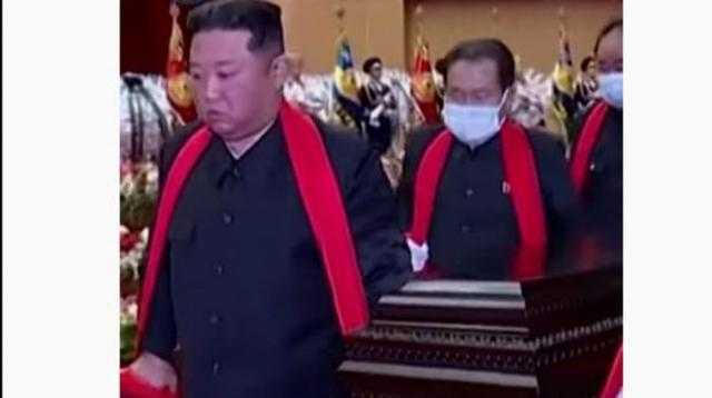 زعيم كوريا الشمالية يحمل نعش قائد جيشه «فيديو»