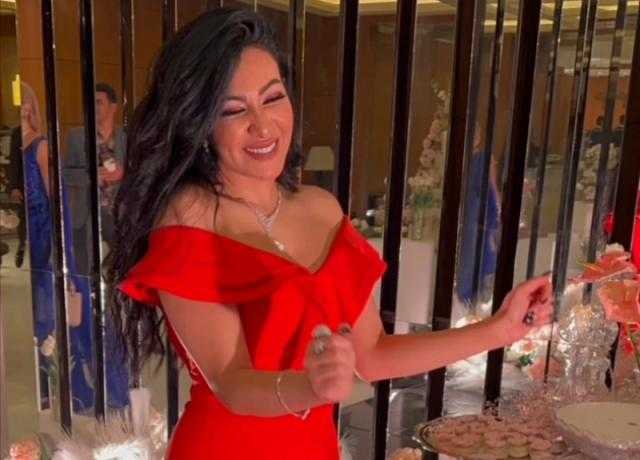 ميرهان حسين تخطف الأنظار بإطلالة مميزة في زفاف بوسي وهشام ربيع «صور»