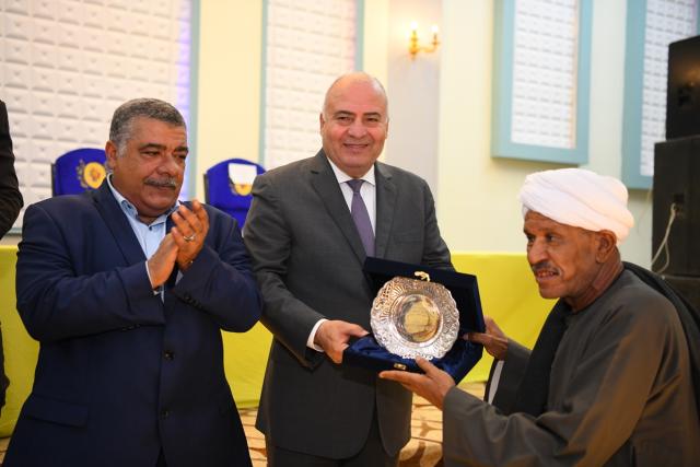 محافظ قنا 