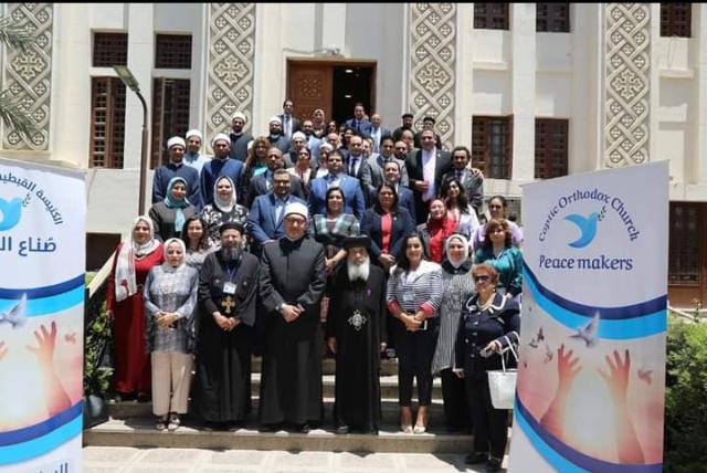 الدكتور نظير عياد والمشاركين في الندوة 