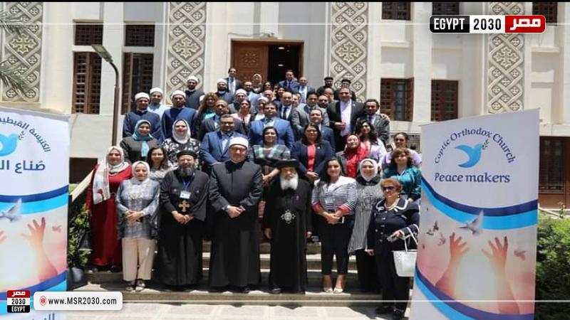 الدكتور نظير عياد والمشاركين في الندوة 