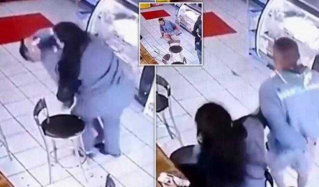 شاهد.. فتاة تعتدي بوحشية على رجل تحرش بها في مقهى