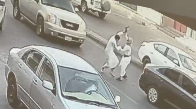 شخص يوجه عدة طعنات لطالب ثانوية فى السعوية