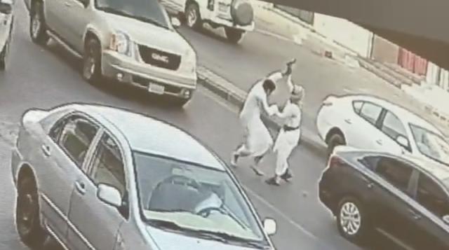 لحظة اعتداء شخص مسلح على طالب في السعودية «فيديو»