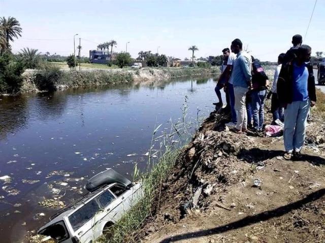 انقلاب سيارة في ترعة