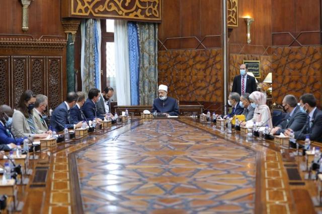 شيخ الأزهر يحاور وفدًا بريطانيًا حول جهود الأزهر في مكافحة التطرف والكراهية