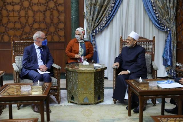 بالصور.. شيخ الأزهر يحصل على «جائزة أصدقاء المهاجرين» من المنظمة الدولية