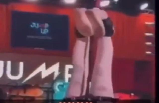 شاهد.. لحظة سقوط شخص من لعبة هوائية بطريقة مروعة