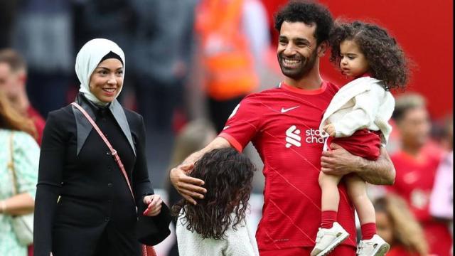 اللاعب محمد صلاح وزوجته