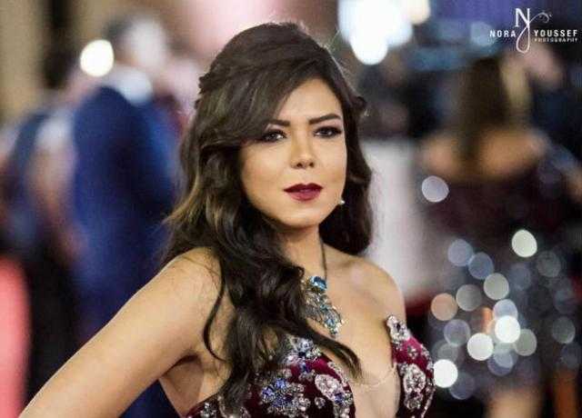 بـ ”مكياج صاخب”.. ناهد السباعي تخطف الأنظار بإطلالة أنثوية جذابة