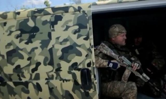 جنود أوكرانيون يجلون مدنيين من ليمان «فيديو»