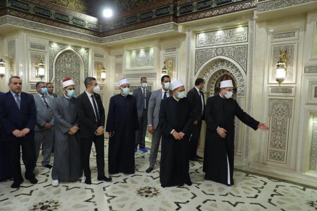 الإمام الأكبر يتفقد أعمال التجديد الشاملة بمسجد الحسين «صور»