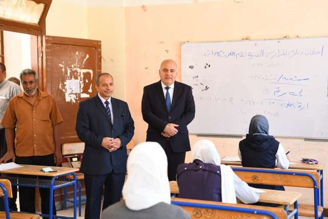 جانب من جولة محافظ قنا للجان امتحانات الدبلومات الفنية