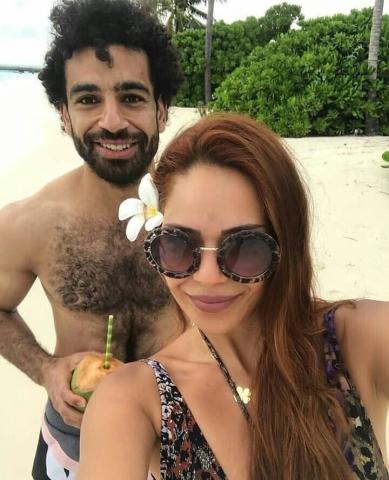 محمد صلاح مع إحدى المعجبات