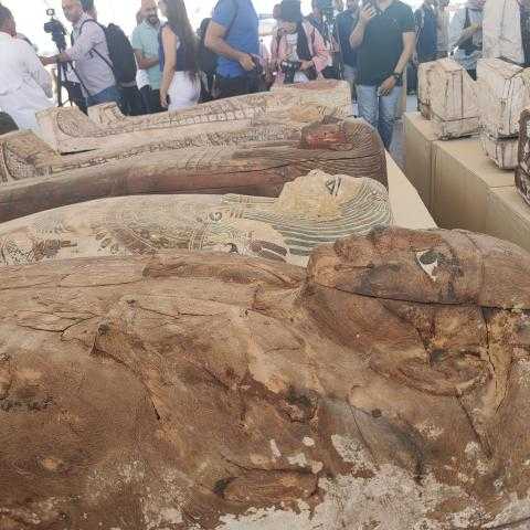 تفاصيل العثور على 350 تابوت خشبي ملون مغلق بسقارة