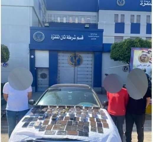 المتهمين أمامهم المضبوطات