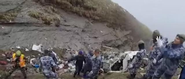 فيديو صادم.. انتشال جثث الطائرة المنكوبة في نيبال