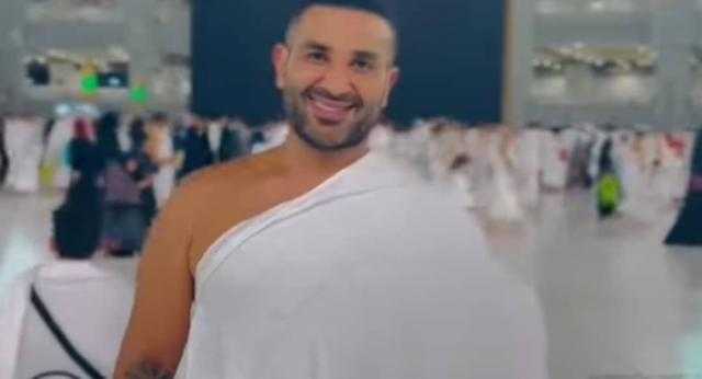 «متعور في إيدي»..أحمد سعد يرد على منتقدي «التاتو» أثناء أدائه العمرة