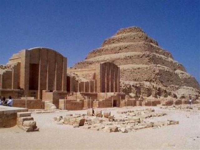 مدير عام سقارة: المنطقة غنية بالآثار ولا نستخدم أجهزة للكشف عن المقابر «خاص»