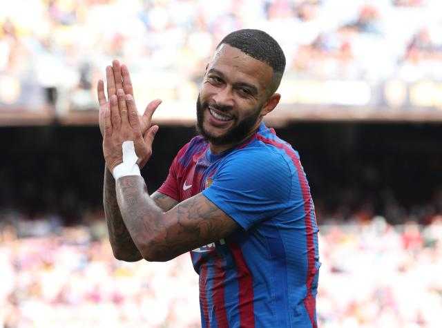 ديباي يُعلن موقفه من الاستمرار مع برشلونة