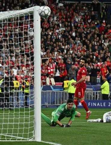 مشكلة جديدة في عقد محمد صلاح مع ليفربول