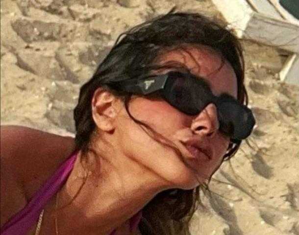 هند عبد الحليم تستمتع بعطلتها الصيفية على البحر «صور»