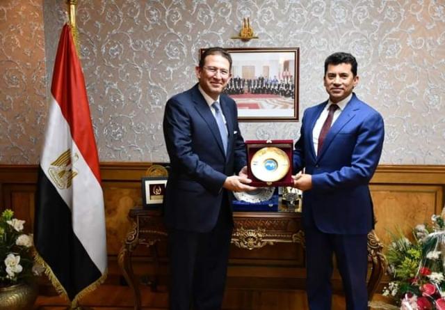 وزير الشباب ورئيس مجلس إدارة بنك قطر
