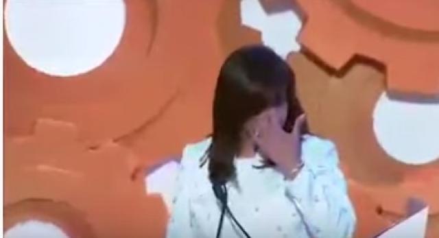 خلال افتتاح مهم.. وزيرة الهجرة تجهش بالبكاء بسبب نجلها والحضور يقف لها احترامًا