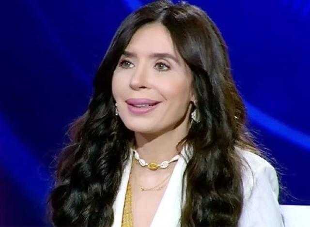 دينا تعبر عن استيائها من غادة إبراهيم: «هو إنتي بتشتغلي أصلا»