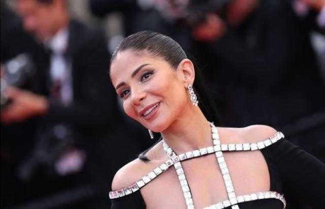 «صور»| منى زكي تخطف الأنظار في مهرجان كان السينمائي