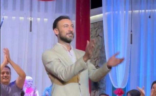 شاهد.. عابد عناني يحتفل بنجاح «الحفيد» على خشبة المسرح