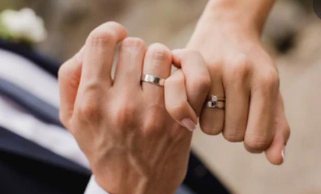 إعلامية شهيرة: والدتي متعرفش إني بوظت الجوازة وفكراني بقضي شهر العسل.. فيديو