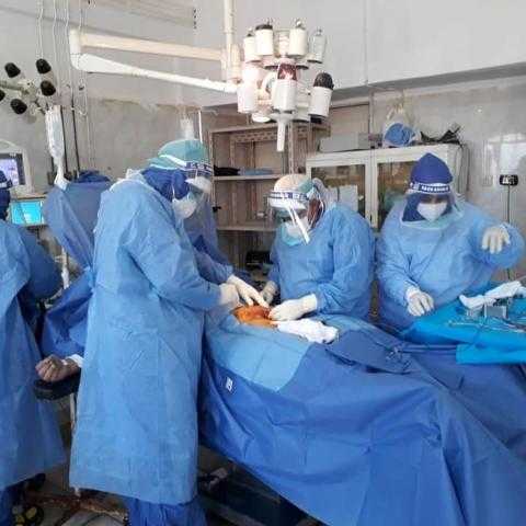 شاهد.. إزالة ورم يزن 7 كجم من «خصية» شاب في قنا